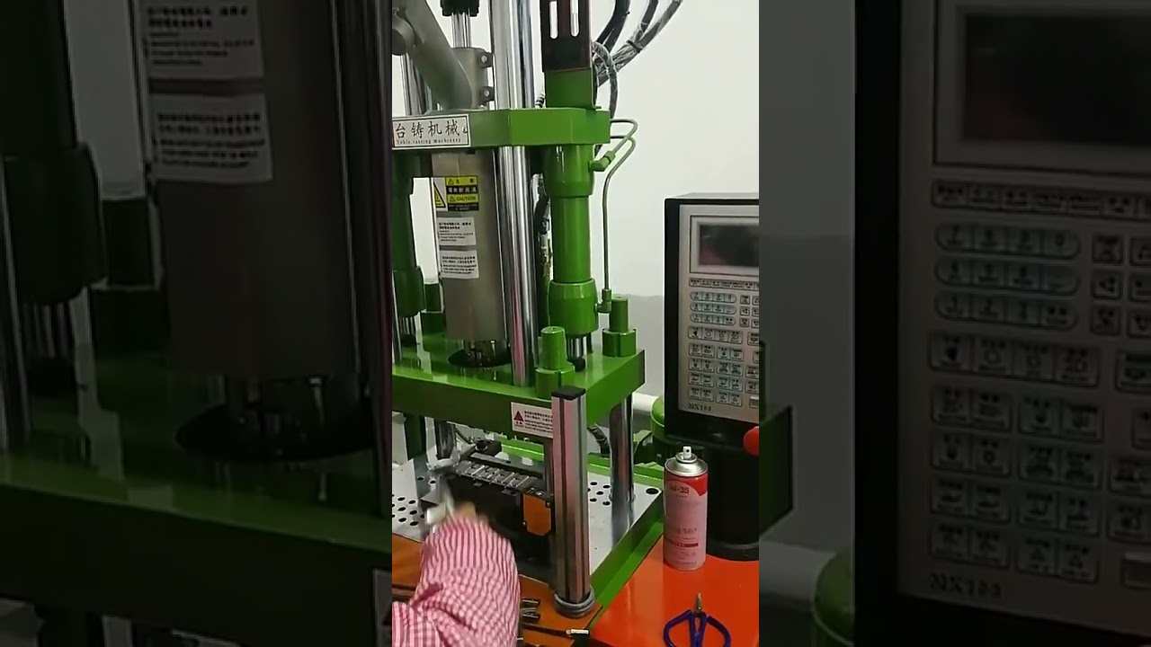 立式射出成型機｜線材垂直射出壓製、USB 成型自動化設備