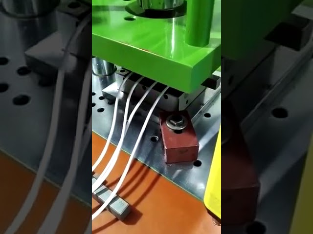 高效能HDMI塑膠射出成型機250ST｜高精度電子元件工業模具