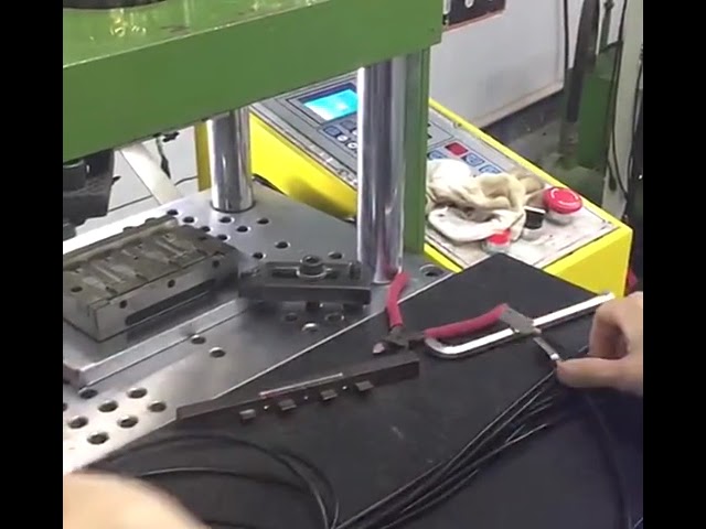 15噸立式塑膠射出成型機 | USB音頻插頭與線頭成型專家