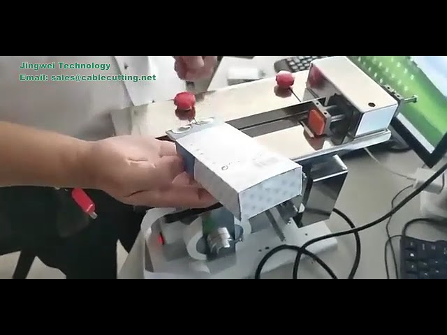 90度轉角貼標機｜手動自黏PVC標籤機｜每小時2000瓶包裝自動化設備