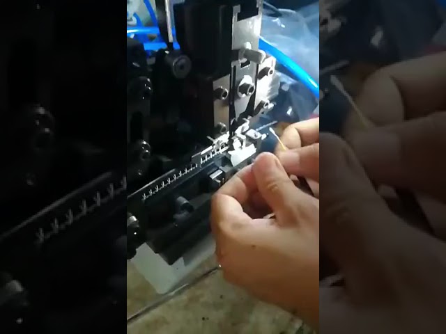 直模端子壓著機｜細多芯屏蔽線單次剝線壓接機