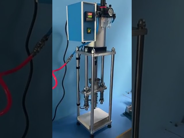 桌上型立式微型射出成型機｜USB充電頭、電源開關插頭成型