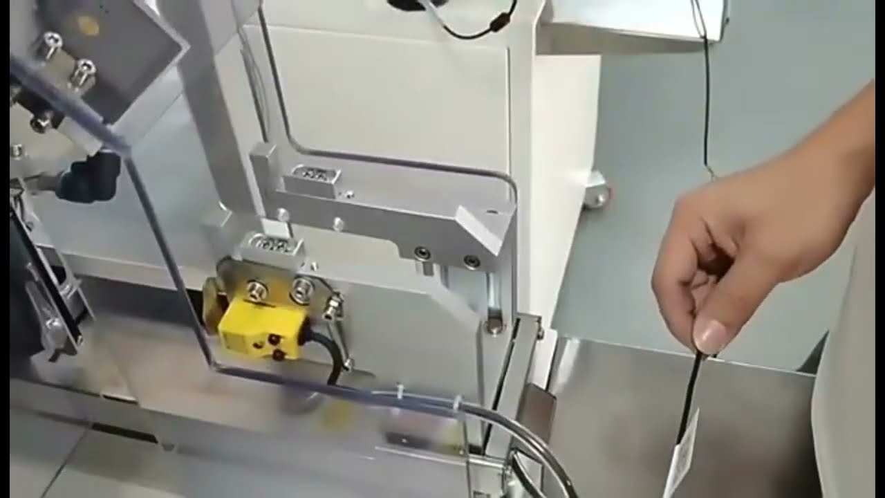 USB耳機線束自動貼標機｜自黏式線材標籤機｜高效折線包裝設備