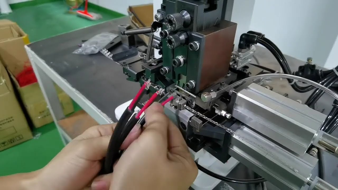 雙線連續剝線壓著機｜一次處理兩條線材，效率翻倍