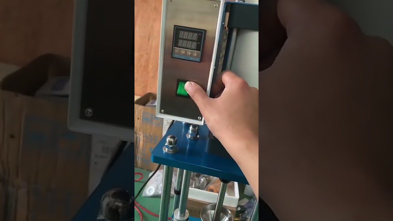桌上型氣動微型射出成型機｜USB充電頭、電源開關插頭垂直成型