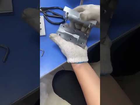 桌上型半自動射出成型機｜微型USB與耳機線塑膠模具製造