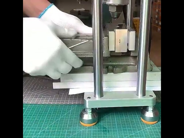 小型立式塑膠射出成型機 | 10g/20g 精密塑膠模具機