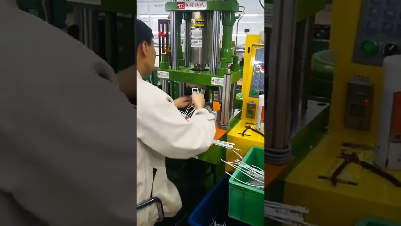 立式小型塑膠射出成型機 | 精密模具加工設備