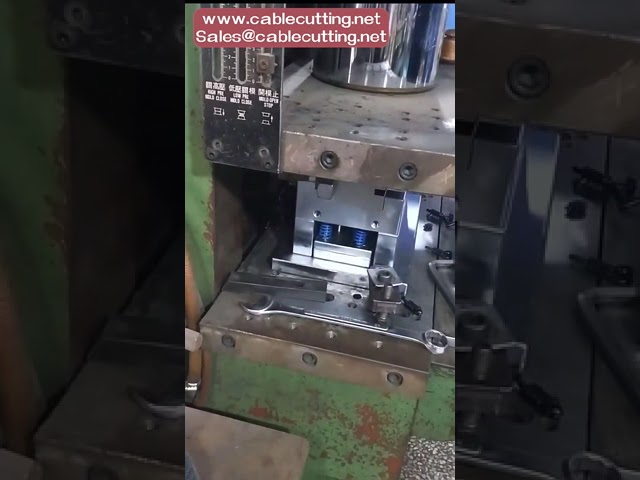 全自動立式USB線材塑膠射出成型機｜高效能線材加工設備